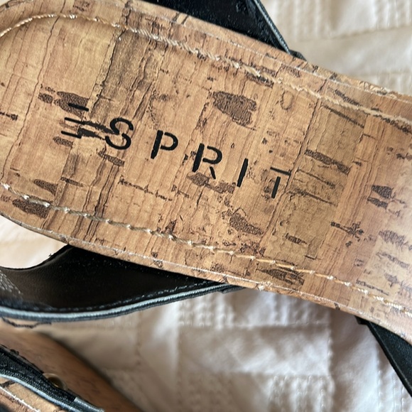 Esprit Sz 7.5 black elastic bands, gold rivet, cork 3.5” wedge heel - Picture 3 of 8